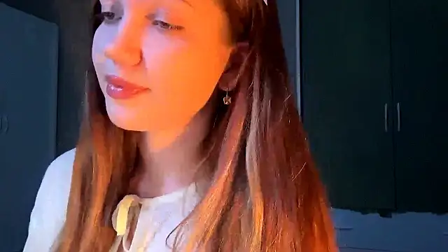 EmiIyKitty online show from 6, 10, 2025