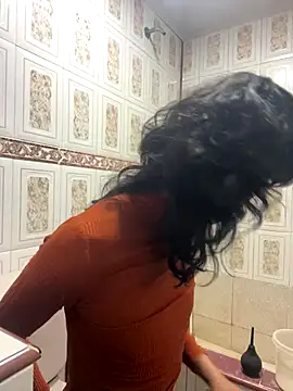 Snapshot of MadamLeRouge chatting on 28, 10, 2025 MadamLeRouge online show from 28, 10, 2025