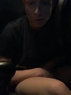 GoldenPussy1329 online show from 5, 11, 2025