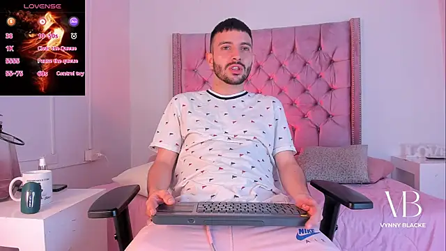 VynnyBlacke  online show from 4, 11, 2025