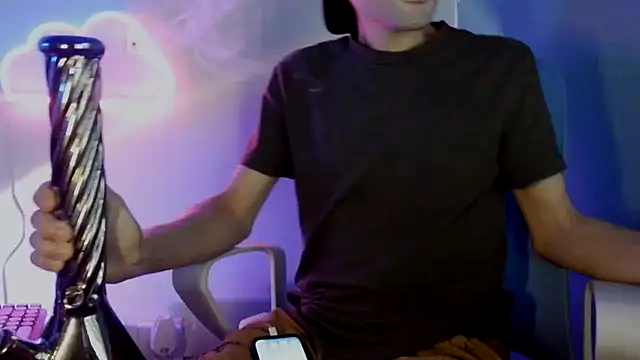Snapshot of highinhtxx chatting on 28, 6, 2026 highinhtxx online show from 28, 6, 2026