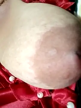 Snapshot of Hotmommax chatting on 28, 10, 2025 Hotmommax online show from 28, 10, 2025