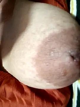 Snapshot of Hotmommax chatting on 9, 10, 2025 Hotmommax online show from 9, 10, 2025