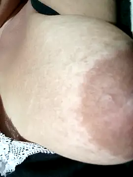 Snapshot of Hotmommax chatting on 18, 11, 2025 Hotmommax online show from 18, 11, 2025