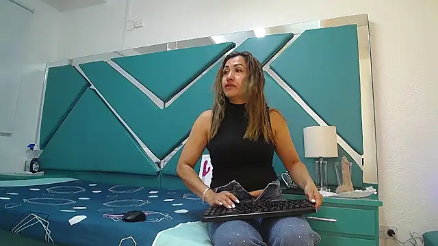 Snapshot of chloe__Jones_ chatting on 24, 4, 2026 chloe Jones online show from 24, 4, 2026