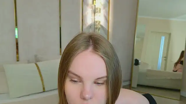 Lili Lohan online show from 12, 7, 2026