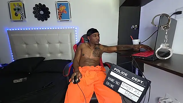 Snapshot of DiegoXL111 chatting on 4, 10, 2025 DiegoXL111 online show from 4, 10, 2025