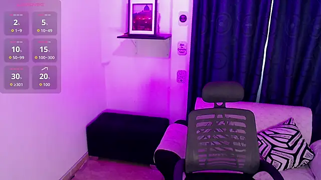 Snapshot of _evee_ chatting on 13, 11, 2025 evee online show from 13, 11, 2025