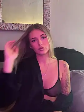 Snapshot of EllieEllxx chatting on 10, 10, 2025 EllieEllxx online show from 10, 10, 2025