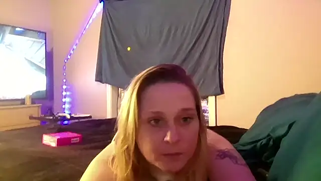 Snapshot of Queen2454 chatting on 11, 10, 2025 Queen2454 online show from 11, 10, 2025
