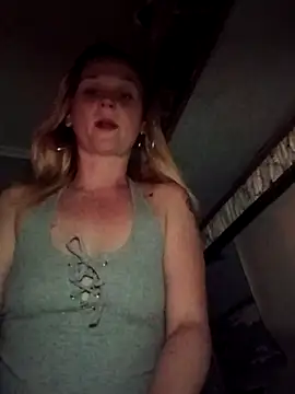 Snapshot of Queen2454 chatting on 5, 4, 2026 Queen2454 online show from 5, 4, 2026