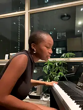 tia   fox online show from 31, 10, 2025