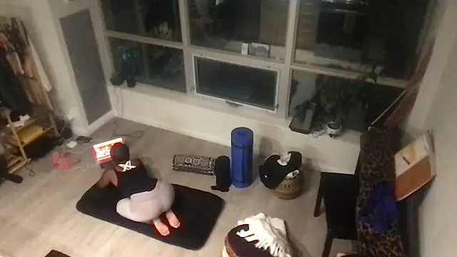 Snapshot of tia___fox chatting on 28, 10, 2025 tia   fox online show from 28, 10, 2025