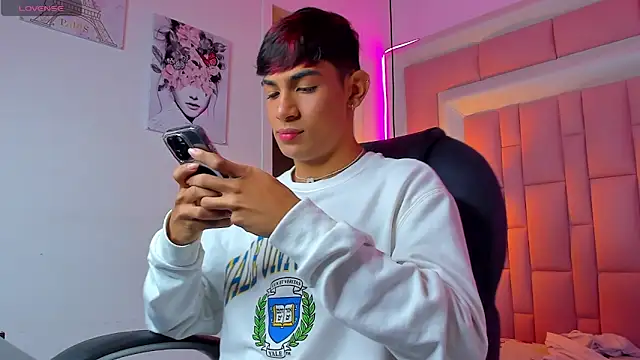 Snapshot of cherub_ chatting on 17, 12, 2025 cherub online show from 17, 12, 2025