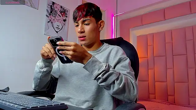 Snapshot of cherub_ chatting on 23, 12, 2025 cherub online show from 23, 12, 2025