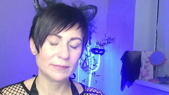 Ashley Brookss online show from 15, 11, 2025