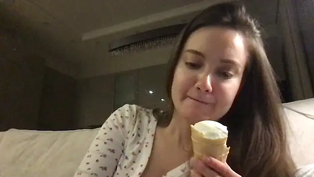 Justamanda1 online show from 4, 10, 2025