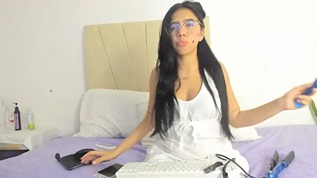 Ainoa Pink online show from 4, 10, 2025