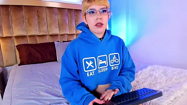 Snapshot of SamyShark chatting on 10, 10, 2025 SamyShark online show from 10, 10, 2025