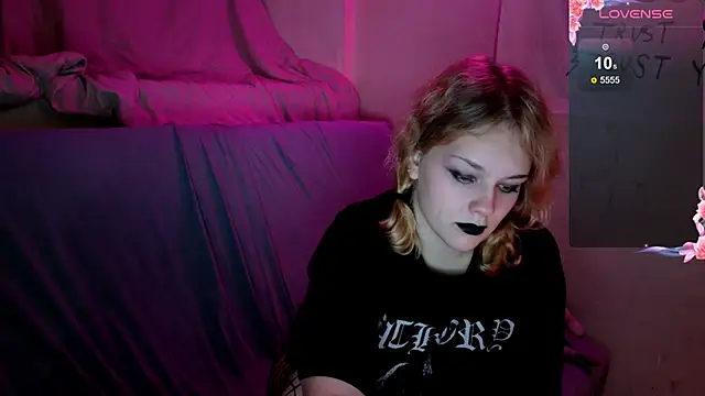 Snapshot of CleoVixes chatting on 19, 10, 2025 CleoVixes online show from 19, 10, 2025