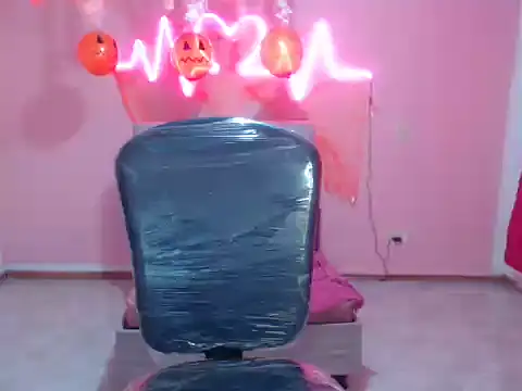 Snapshot of cristal_hills_19 chatting on 17, 10, 2025 cristal hills 19 online show from 17, 10, 2025