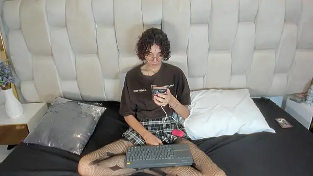 Scaarlett 22  online show from 10, 2, 2026