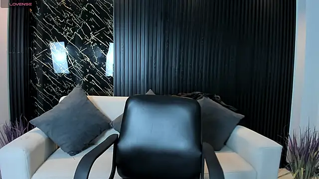 Snapshot of VenusCooper chatting on 10, 11, 2025 VenusCooper online show from 10, 11, 2025