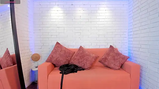 Snapshot of VenusCooper chatting on 6, 11, 2025 VenusCooper online show from 6, 11, 2025