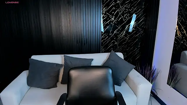 Snapshot of VenusCooper chatting on 8, 11, 2025 VenusCooper online show from 8, 11, 2025