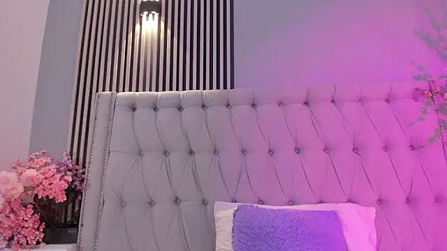 Xiomara Stwart online show from 18, 12, 2025