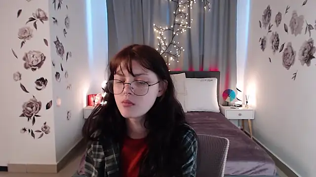 Snapshot of MileyRood chatting on 7, 11, 2025 MileyRood online show from 7, 11, 2025