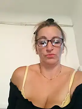 Fifi83Bell online show from 7, 10, 2025