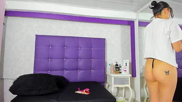 Snapshot of LeaMoreau22 chatting on 12, 10, 2025 LeaMoreau22 online show from 12, 10, 2025