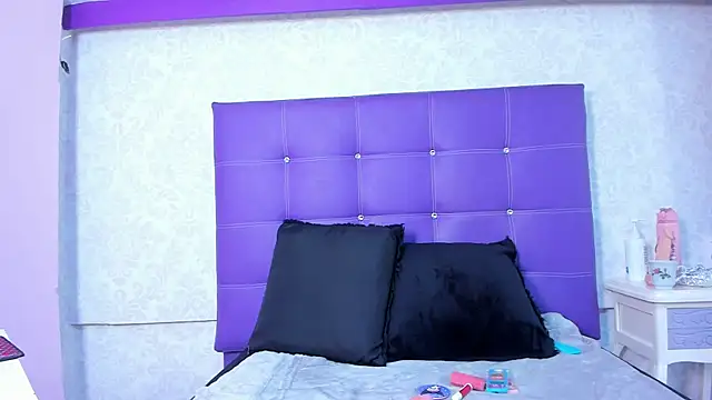 Snapshot of LeaMoreau22 chatting on 13, 11, 2025 LeaMoreau22 online show from 13, 11, 2025