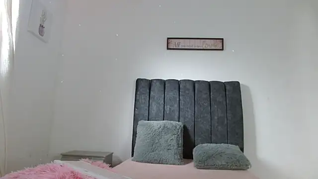 ManuelaDelgado online show from 5, 11, 2025