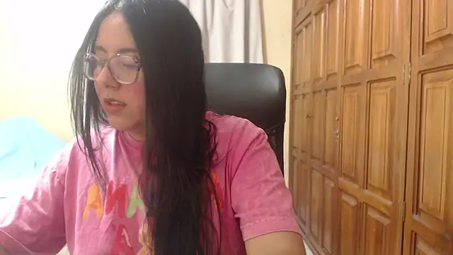 Snapshot of Venus_cat_ chatting on 5, 7, 2026 Venus cat online show from 5, 7, 2026