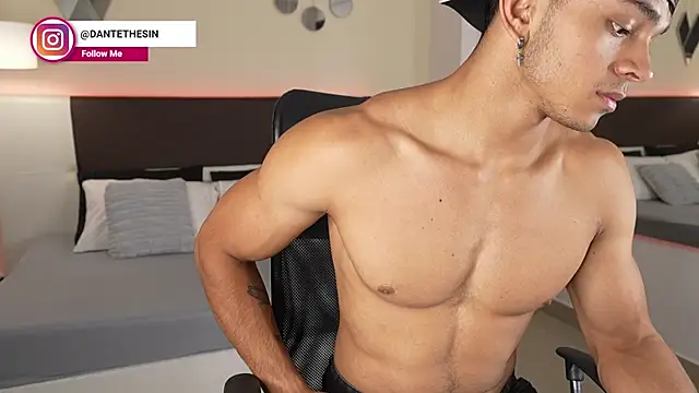 Snapshot of DanteeStone chatting on 9, 10, 2025 DanteeStone online show from 9, 10, 2025