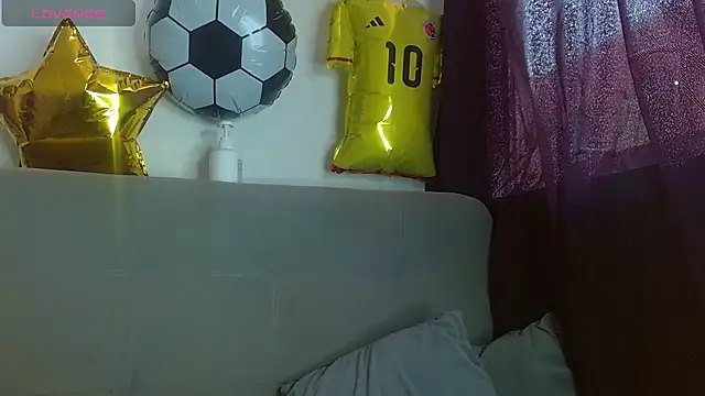 Snapshot of JuliethaFox chatting on 4, 7, 2026 JuliethaFox online show from 4, 7, 2026
