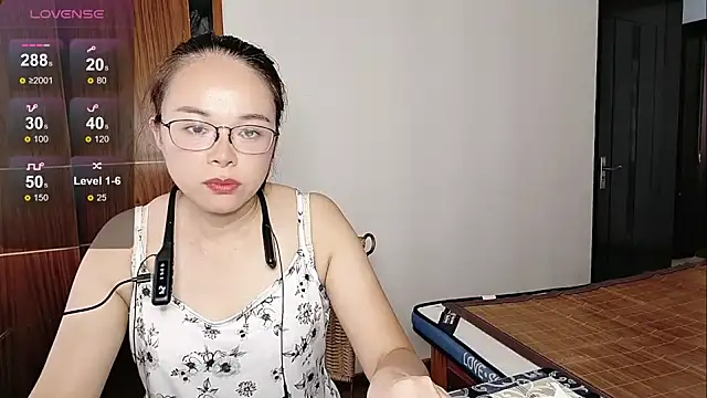 Snapshot of yueliang-166 chatting on 9, 10, 2025 yueliang-166 online show from 9, 10, 2025