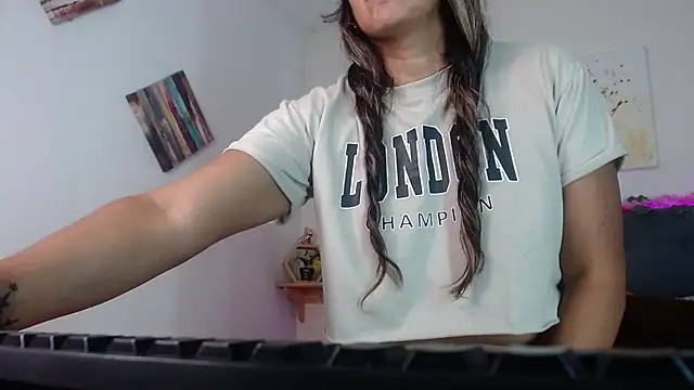 Snapshot of lujan_m chatting on 3, 10, 2025 lujan m online show from 3, 10, 2025