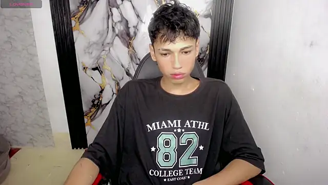 Snapshot of Im_david02 chatting on 19, 12, 2025 Im david02 online show from 19, 12, 2025