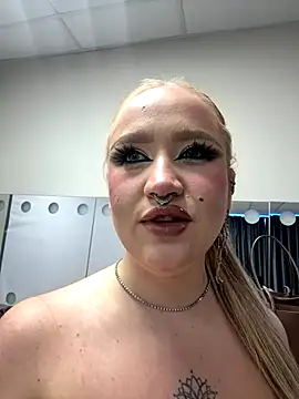 Snapshot of RollDolls chatting on 16, 10, 2025 RollDolls online show from 16, 10, 2025