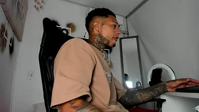 Snapshot of The_boy_dreams1 chatting on 19, 10, 2025 The boy dreams1 online show from 19, 10, 2025