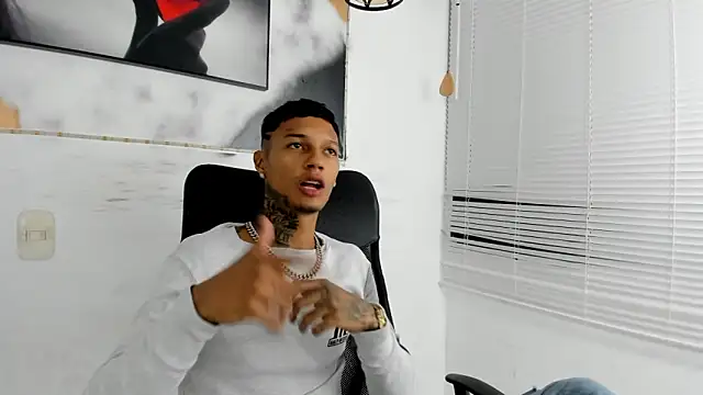 Snapshot of The_boy_dreams1 chatting on 2, 12, 2025 The boy dreams1 online show from 2, 12, 2025