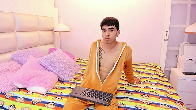 Snapshot of Hottie_Guy chatting on 6, 10, 2025 Hottie Guy online show from 6, 10, 2025