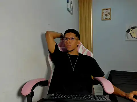 Snapshot of MaxVibe420 chatting on 7, 10, 2025 MaxVibe420 online show from 7, 10, 2025
