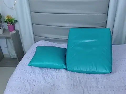 Candela Dubout online show from 5, 2, 2026