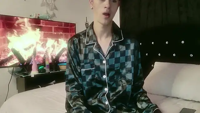 Snapshot of Tyler_cat chatting on 26, 10, 2025 Tyler cat online show from 26, 10, 2025