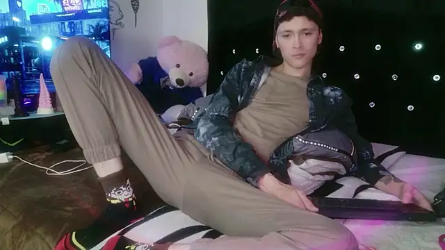 Snapshot of Tyler_cat chatting on 24, 11, 2025 Tyler cat online show from 24, 11, 2025