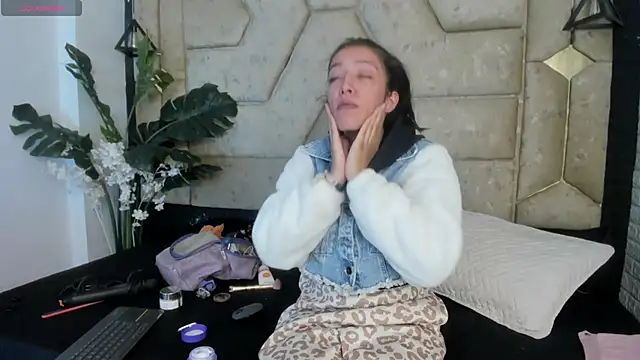 Snapshot of Julieta_Slav3 chatting on 6, 5, 2026 Julieta Slav3 online show from 6, 5, 2026